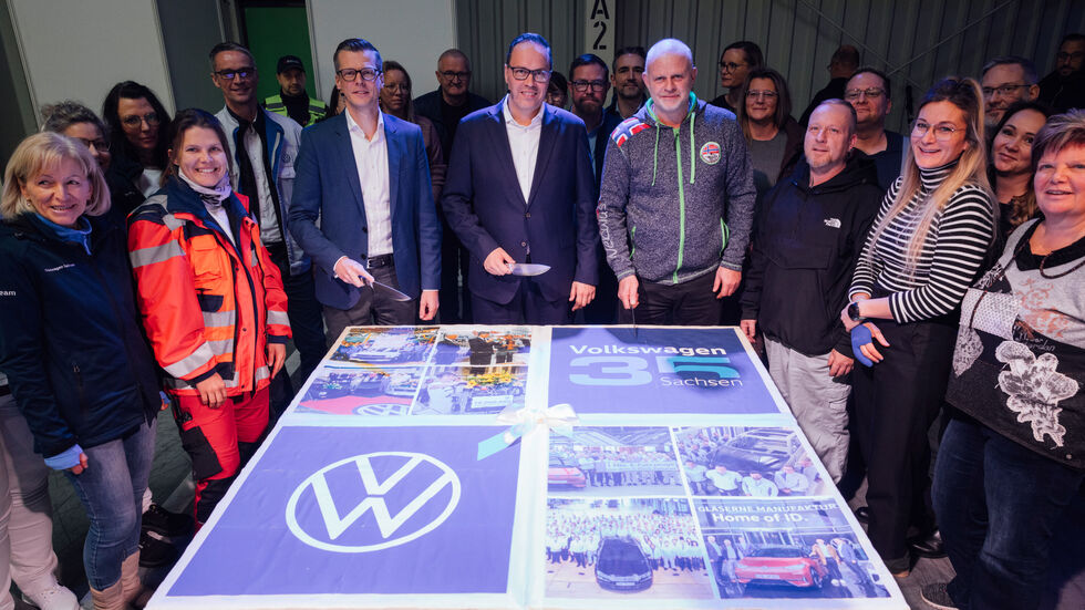 Anschnitt der Geburtstagstorte zu 35 Jahren Volkswagen Sachsen (v.l.): Danny Auerswald, Vorsitzender der Geschäftsführung bei Volkswagen Sachsen, Dirk Panter, sächsischer Staatsminister für Wirtschaft, Arbeit, Energie und Klimaschutz und Mario Albert, Betriebsratsvorsitzender im Fahrzeugwerk Zwickau verteilen die ersten Stücken an die Beschäftigten. Anschnitt der Geburtstagstorte zu 35 Jahren Volkswagen Sachsen (v.l.): Danny Auerswald, Vorsitzender der Geschäftsführung bei Volkswagen Sachsen, Dirk Panter, sächsischer Staatsminister für Wirtschaft, Arbeit, Energie und Klimaschutz und Mario Albert, Betriebsratsvorsitzender im Fahrzeugwerk Zwickau verteilen die ersten Stücken an die Beschäftigten.