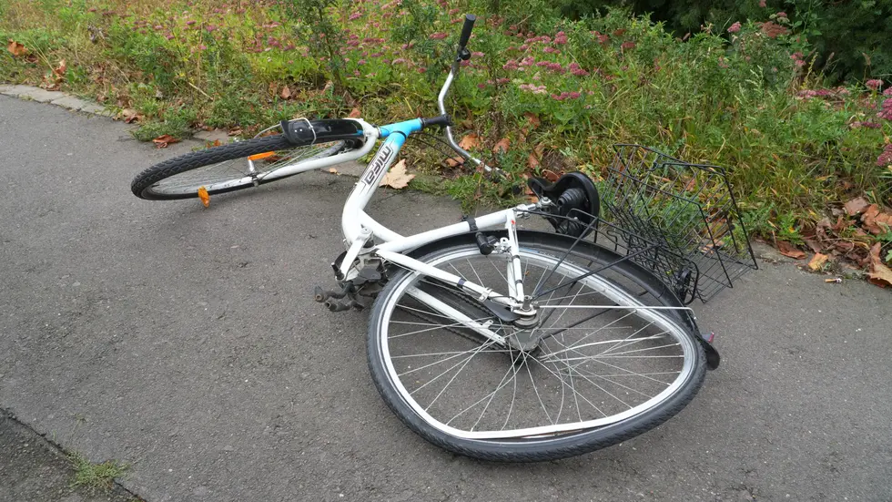 Das beschädigte Fahrrad der verletzten Frau. Das beschädigte Fahrrad der verletzten Frau.