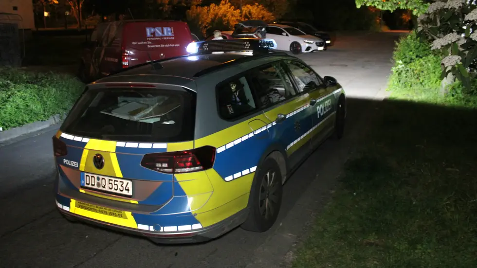 Ein Streifenwagen am Brandort.