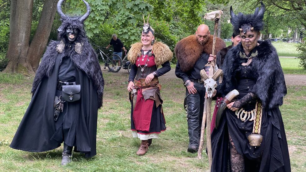 Die meisten WGT-Besucher kommen immer in schrägen Outfits zum Viktorianischen Picknick (Freitag, 14 Uhr im Clara-Zetkin-Park) - hier ein Bild vom letzten Jahr.