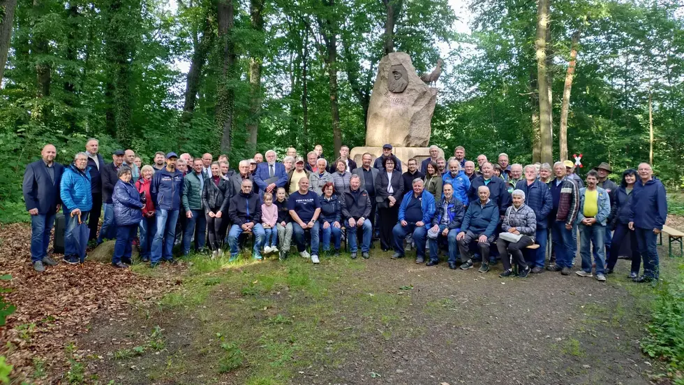 Geflügelzüchter am Denkmal für den Begründer der Rassegeflügelzucht, Robert Oettel, in Görlitz. Es wurde vor 125 Jahren errichtet. Geflügelzüchter am Denkmal für den Begründer der Rassegeflügelzucht, Robert Oettel, in Görlitz. Es wurde vor 125 Jahren errichtet.