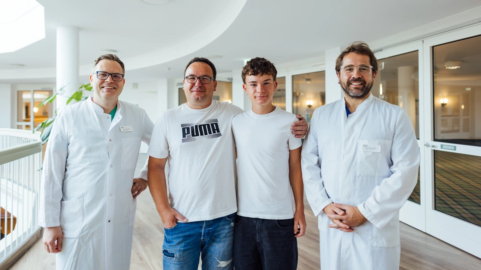 Priv.-Doz. Dr. med. Alexej Dashkevich mit Tino Windisch, Linus Windisch und Priv.-Doz. Dr. med. Marcel Vollroth (v.l.n.r.) Priv.-Doz. Dr. med. Alexej Dashkevich mit Tino Windisch, Linus Windisch und Priv.-Doz. Dr. med. Marcel Vollroth (v.l.n.r.)