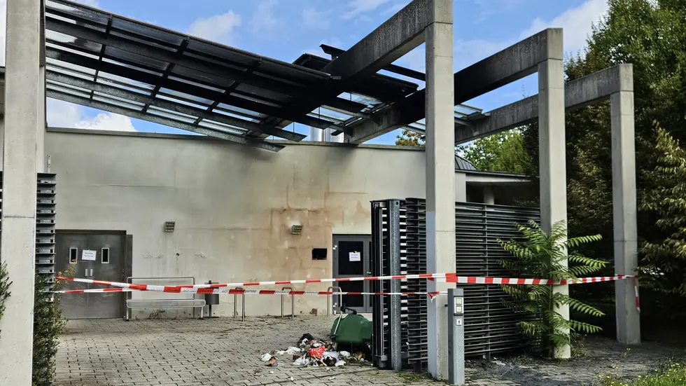 Auch Überdachung, Hausfassade und ein Fenster wurden stark beschädigt. Auch Überdachung, Hausfassade und ein Fenster wurden stark beschädigt.