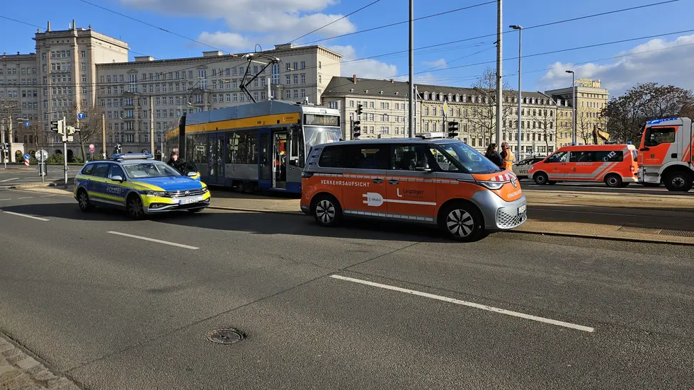 Rettungskräfte an der Unfallstelle auf dem Leuschner Platz in Leipzig. Rettungskräfte an der Unfallstelle auf dem Leuschner Platz in Leipzig.