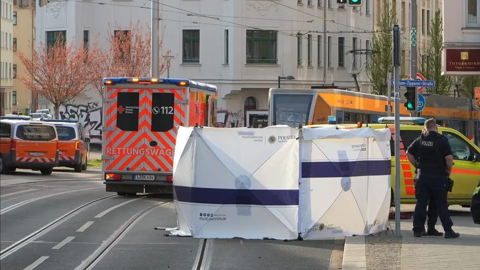 Die Polizei stellte zum Schutz vor Gaffern an der Unfallstelle einen Sichtschutz auf. Die Polizei stellte zum Schutz vor Gaffern an der Unfallstelle einen Sichtschutz auf.