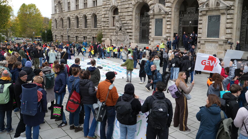 Mehrere Hundert Menschen haben am Mittwochnachmittag erneut gegen die geplante Streichung für Mittel bei der Schulsozialarbeit demonstriert.