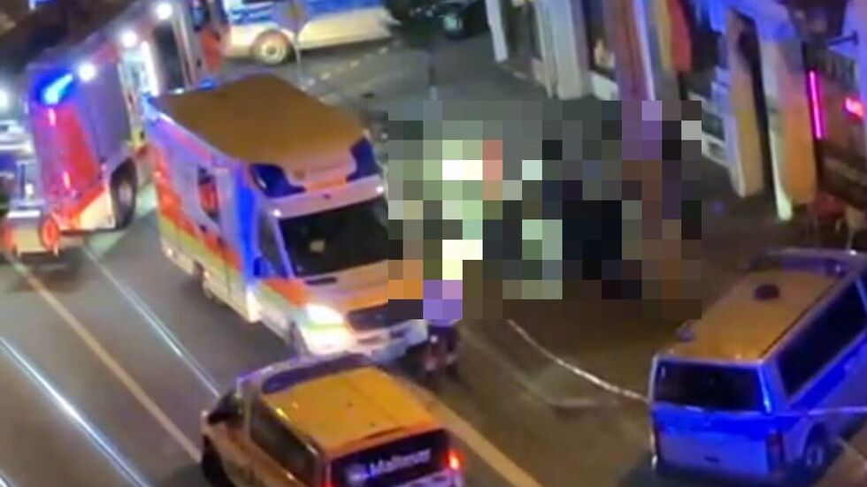 Tragische Szene: Rettungskräfte reanimierten den Mann noch auf dem Fußweg, er starb jedoch später im Krankenhaus. Tragische Szene: Rettungskräfte reanimierten den Mann noch auf dem Fußweg, er starb jedoch später im Krankenhaus.