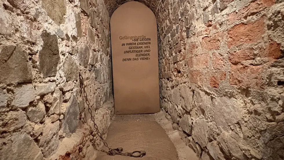 Ein Strohsack, Handschellen in der Wand und einen engen Raum - das waren die Zellen der damaligen Untersuchungshaft in Leipzig.