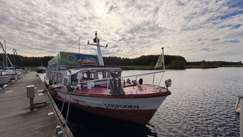 Die MS Cospuden liegt noch bis 1.11. im Cossi - danach wird sie heraus manöviert. Die MS Cospuden liegt noch bis 1.11. im Cossi - danach wird sie heraus manöviert.