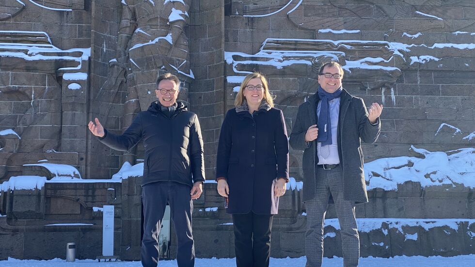 Kulturbürgermeisterin Skadi Jennicke (Mitte) mit Marktforscher Dr. Volker Müller (li.) und Stiftungungsgeschäftsführer Dr. Anselm Hartinger (re.) vor dem Völkerschlachtdenkmal in Leipzig.
