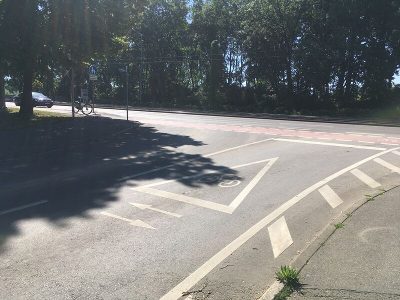 Darauf macht die Markierung aufmerksam: Fahrradfahrer fahren an dieser Kreuzung in beide Richtungen.