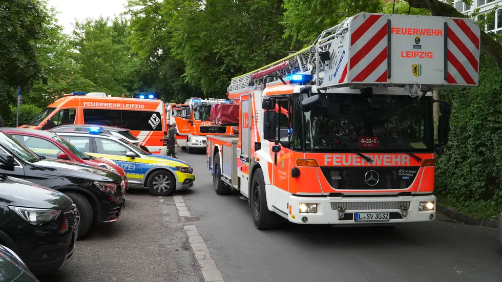 Etliche Rettungsfahrzeuge rückten am Mittwochnachmittag an der Langen Lene in der Lene-Voigt-Straße an.