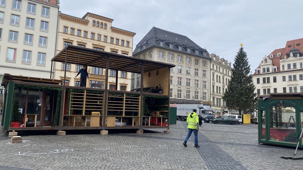 Der Aufbau der Buden für den Leipziger Weihnachtsmarkt hat am Montag begonnen.