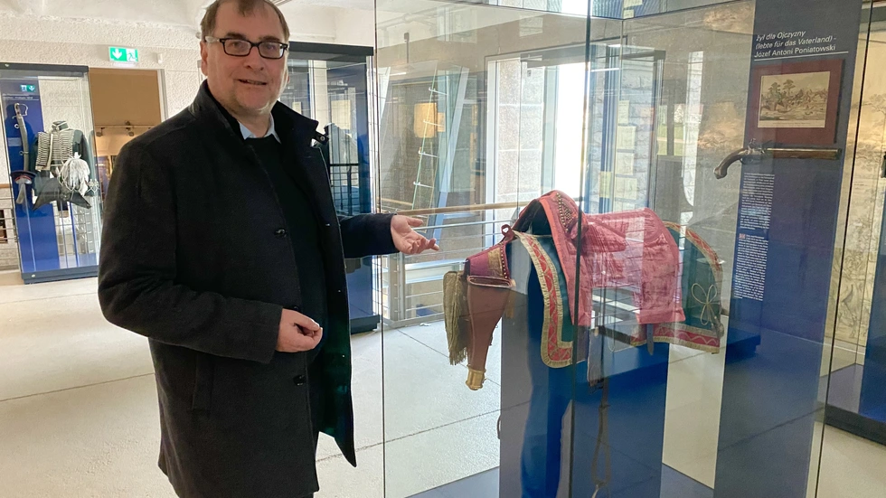 Stiftungschef Anselm Hartinger im "Forum 1813" an dem polnischen Heiligtum, dem Sattel des Nationalhelden Józef Antoni Poniatowski. Stiftungschef Anselm Hartinger im "Forum 1813" an dem polnischen Heiligtum, dem Sattel des Nationalhelden Józef Antoni Poniatowski.