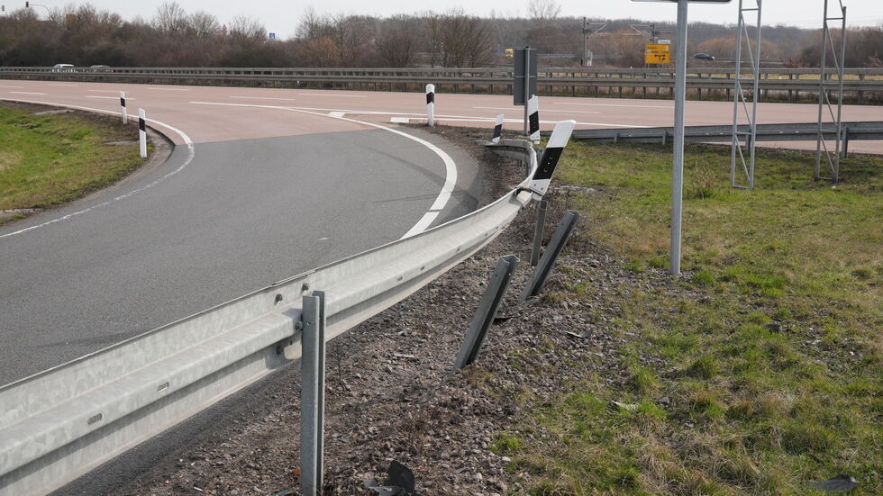 Der Transporter war zuvor in der A14-Anschlussstelle Leipzig-Nord in die Leitplanke gekracht.