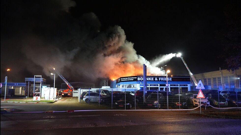 Das Autohaus an der Güterstraße brannte lichterloh.