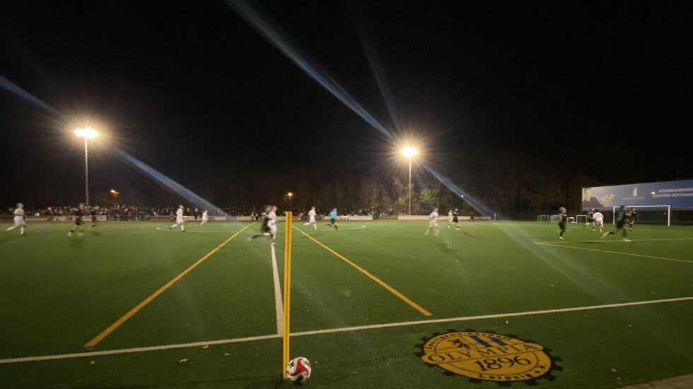 Der Kunstrasenplatz der SG Olympia 1896 während des Spiels. Der Kunstrasenplatz der SG Olympia 1896 während des Spiels.
