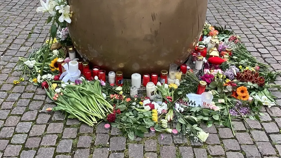 Unter anderem gegenüber der Zufahrt zur Grimmaischen Straße wurden in Gedenken an die Amokfahrt Blumen abgelegt und Kerzen hingestellt.