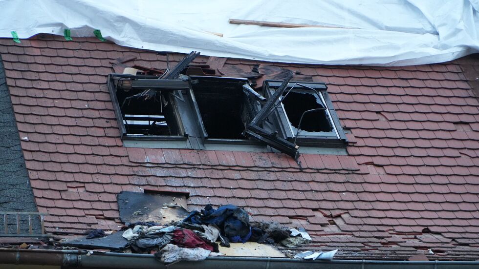 Bei dem Feuer zerstörte Fenster im Dachgeschoss.