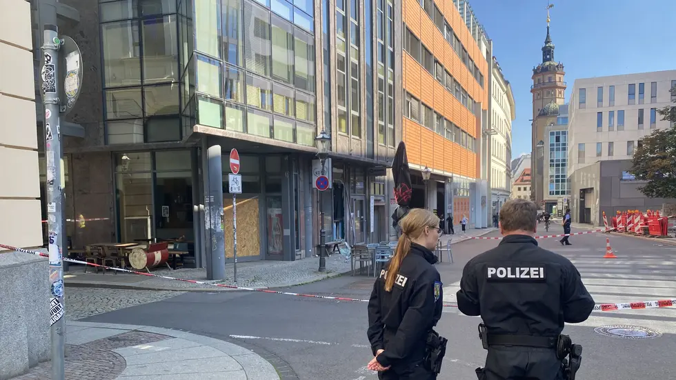 Die Polizei am Tatort auf der Universitätsstraße. Die Polizei am Tatort auf der Universitätsstraße.