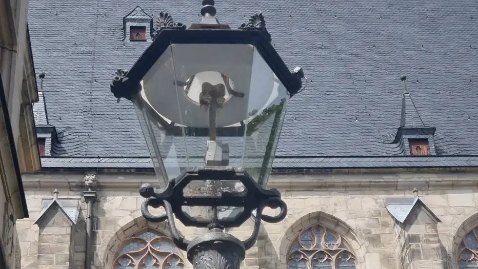 Vier von ihnen stehen hier auf dem Platz - an jeder Ecke eine. Vier von ihnen stehen hier auf dem Platz - an jeder Ecke eine.