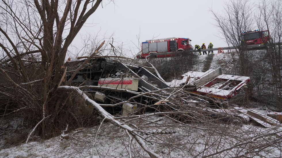 Feuerwehrleute bei den Bergungsarbeiten.