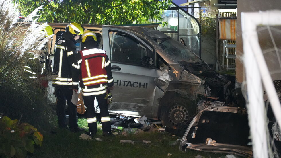 Der schwer beschädigte Kleinstransporter nach dem Unfall an der Hauswand. Der schwer beschädigte Kleinstransporter nach dem Unfall an der Hauswand.