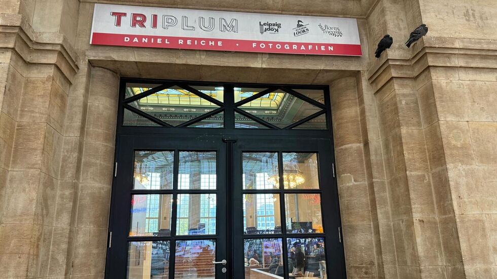 Der Eingang zum historischen Wartesaal des Leipziger Hauptbahnhofes - oben drüber steht der Name der neuen Ausstellung.