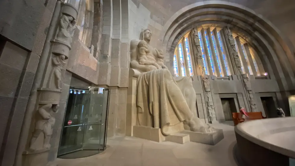 Unter anderem an dieser Statue ("Deutsche Volkskraft") entstanden bei einem Granateneinschlag Ende des zweiten Weltkrieges große Schäden. Unter anderem an dieser Statue ("Deutsche Volkskraft") entstanden bei einem Granateneinschlag Ende des zweiten Weltkrieges große Schäden.