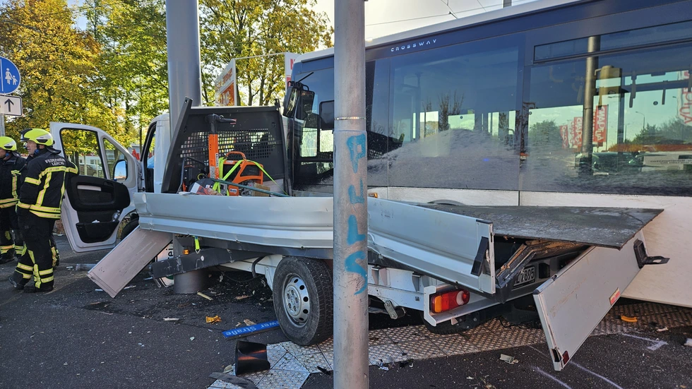 Bus und Transporter sind stark beschädigt. Bus und Transporter sind stark beschädigt.