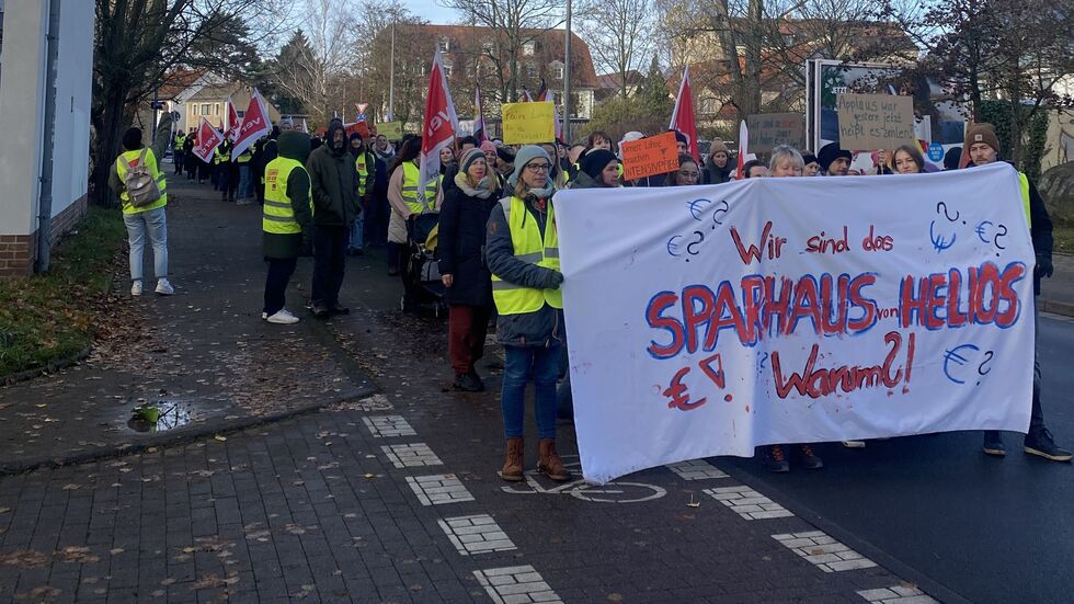 Hunderte Mitarbeiter des Leipziger Helios-Park-Klinikums haben am Dienstagvormittag mit einer Demo gegen zu niedrige Löhne demonstriert. Hunderte Mitarbeiter des Leipziger Helios-Park-Klinikums haben am Dienstagvormittag mit einer Demo gegen zu niedrige Löhne demonstriert.
