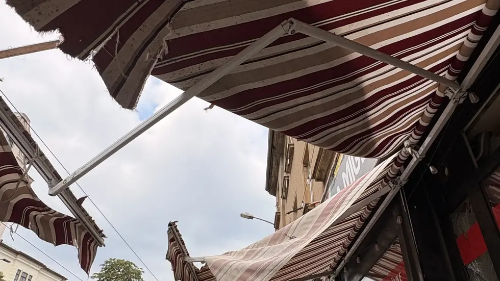Durch die Explosion wurde auch die Außenmarkise der Pizzeria zerstört. Durch die Explosion wurde auch die Außenmarkise der Pizzeria zerstört.