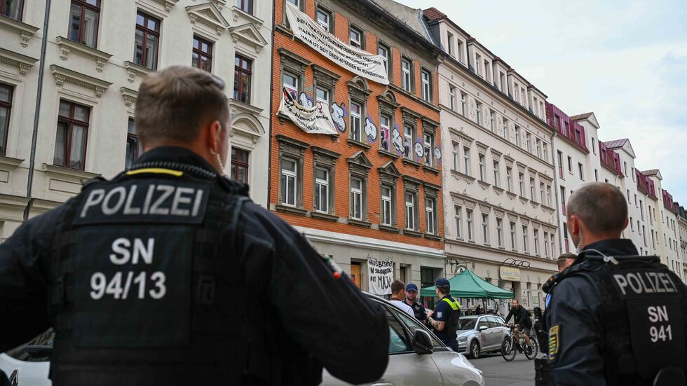 Polizisten vor dem besetzten Leipziger Wohnhaus in der Bernhardstraße 28.