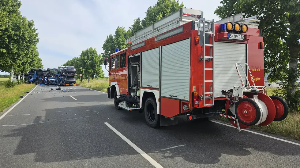 Die Unfallstelle von der Straße aus. Die Unfallstelle von der Straße aus.