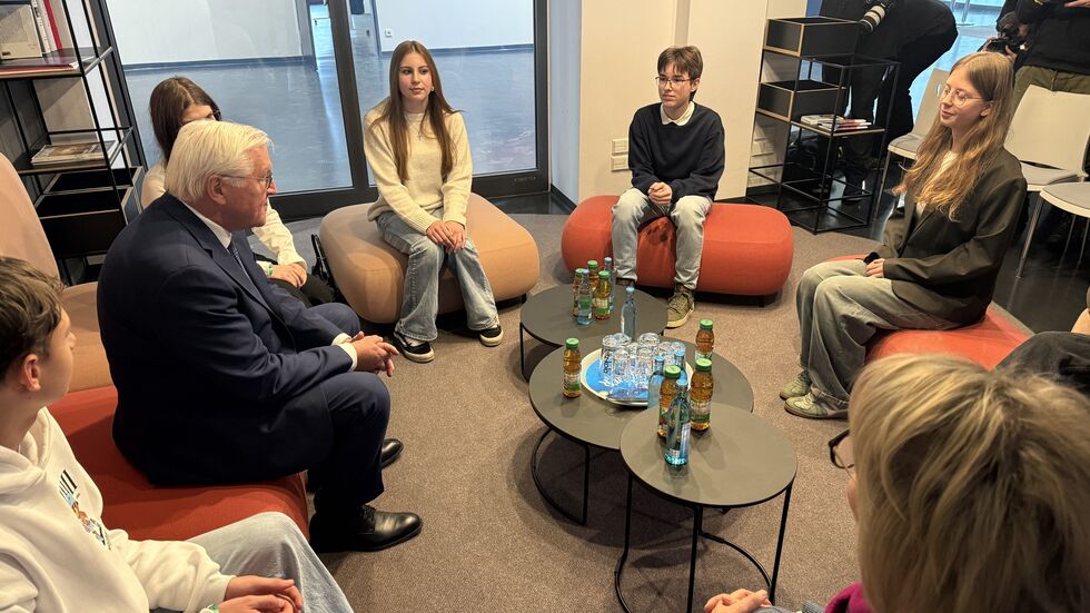 Bundespräsident im Gespräch mit Mitgliedern des Hoyerswerdaer Jugendstadtrates. Bundespräsident im Gespräch mit Mitgliedern des Hoyerswerdaer Jugendstadtrates.