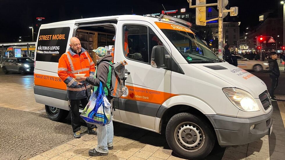Der Kältebus mit Sebastian Schauer im Einsatz. Der Kältebus mit Sebastian Schauer im Einsatz.