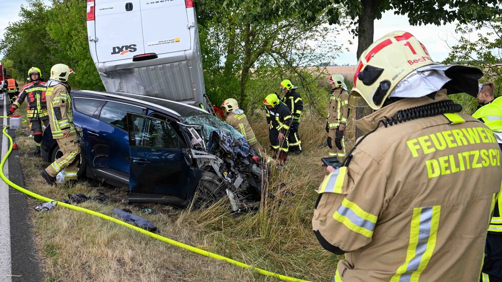 Die Rettungskräfte hatten alle Hände voll zu tun, damit der Transporter nicht abrutschte.