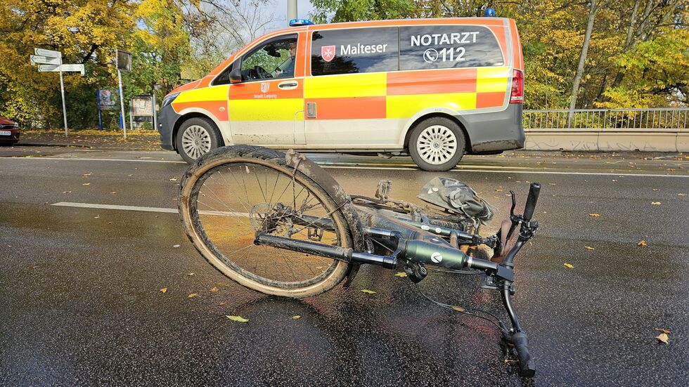 Das Fahrrad liegt nach dem Unfall auf der Straße.