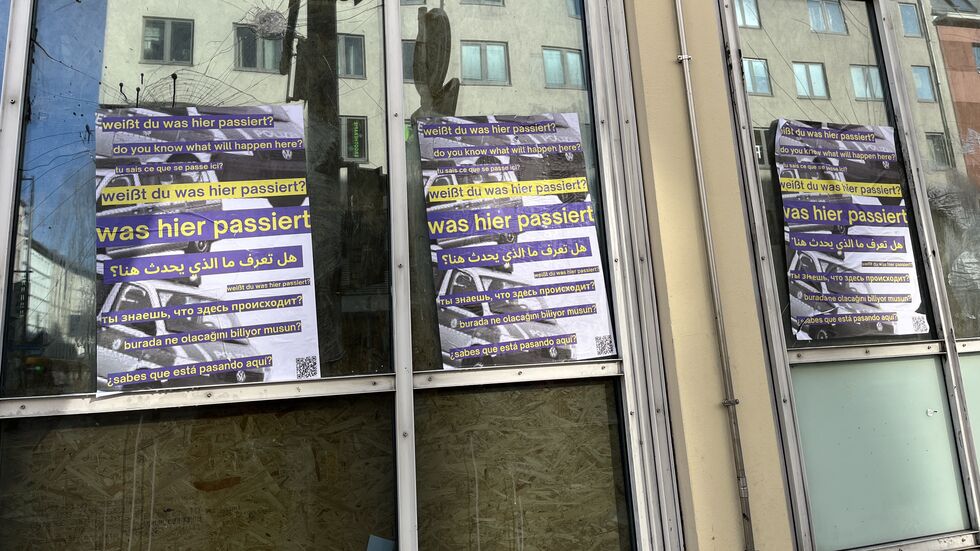 Diese Plakate wurden am Freitagmorgen an der künftigen Polizeistation in der Eisenbahnstraße (Ecke Hermann-Liebmann-Straße) entdeckt. Diese Plakate wurden am Freitagmorgen an der künftigen Polizeistation in der Eisenbahnstraße (Ecke Hermann-Liebmann-Straße) entdeckt.