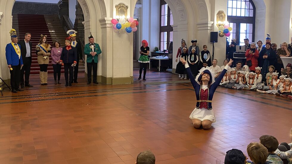 Im Rathaus führten die Carnevalisten noch ein kleines Programm auf. Im Rathaus führten die Carnevalisten noch ein kleines Programm auf.
