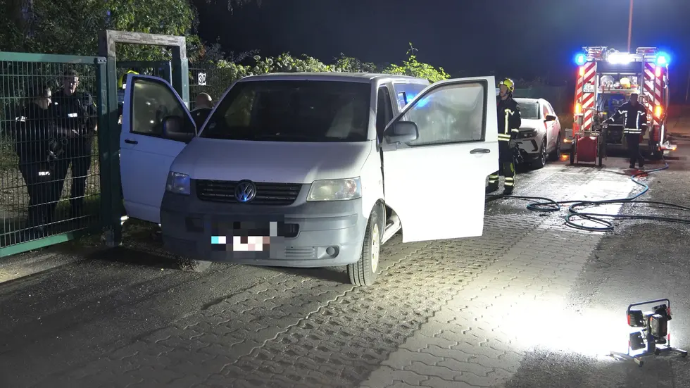 Einsatzkräfte am Brandfahrzeug. Einsatzkräfte am Brandfahrzeug.