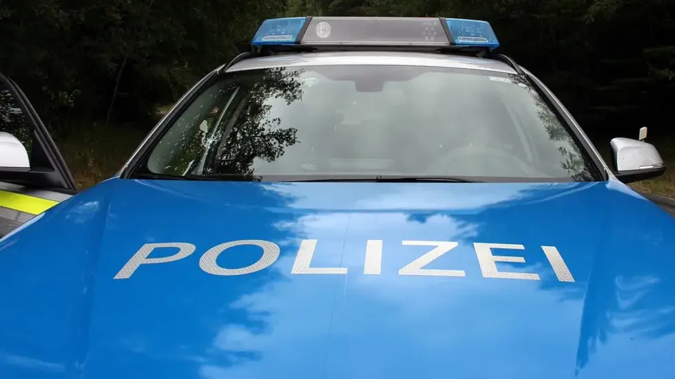 Laut dem Bericht muss die Polizei jetzt die Frau vor dem mutmaßlichen Mörder schützen.