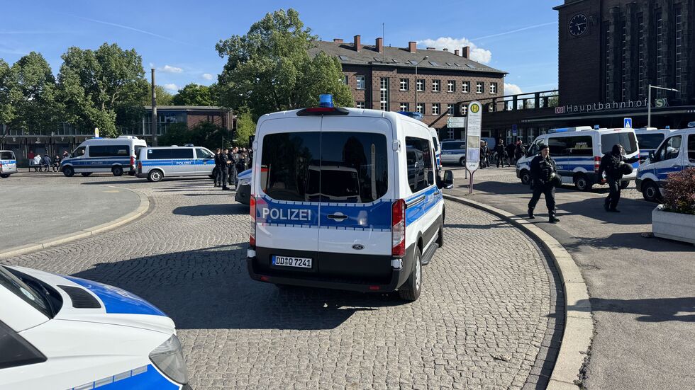 Die Polizei setzte am Sonntag nach dem Spiel von Chemie Leipzig beim FSV Zwickau mehrere Chemie-Fans am Zwickauer Hauptbahnhof fest.