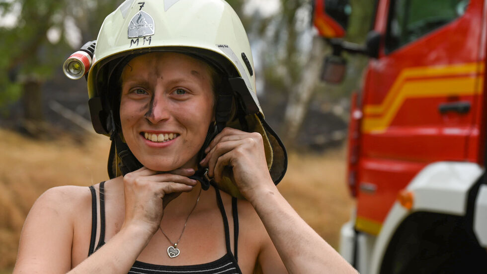 Eine Feuerwehrfrau nach dem Einsatz. Eine Feuerwehrfrau nach dem Einsatz.