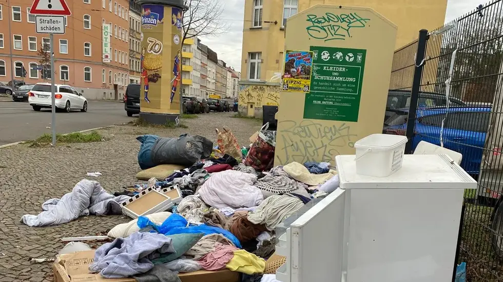 Ein zuletzt oft typisches Bild in Leipzig: Neben einem Altkleider-Container lagern Leute illegal Müll ab - hier an der Ecke Georg-Schumann-/Toskastraße Ein zuletzt oft typisches Bild in Leipzig: Neben einem Altkleider-Container lagern Leute illegal Müll ab - hier an der Ecke Georg-Schumann-/Toskastraße