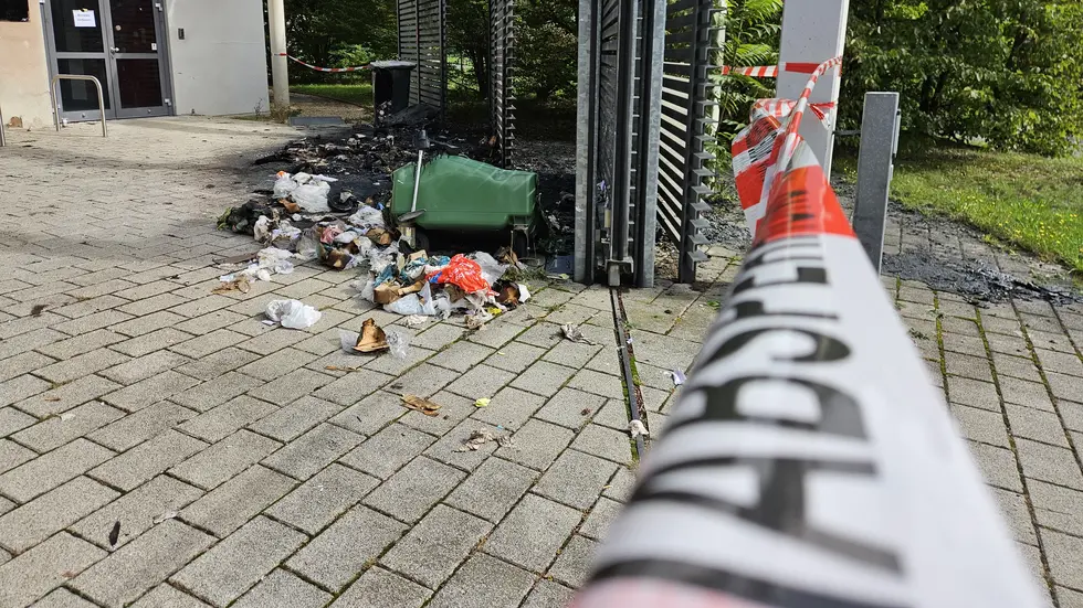 Die abgefackelten Mülltonnen an der Die abgefackelten Mülltonnen an der