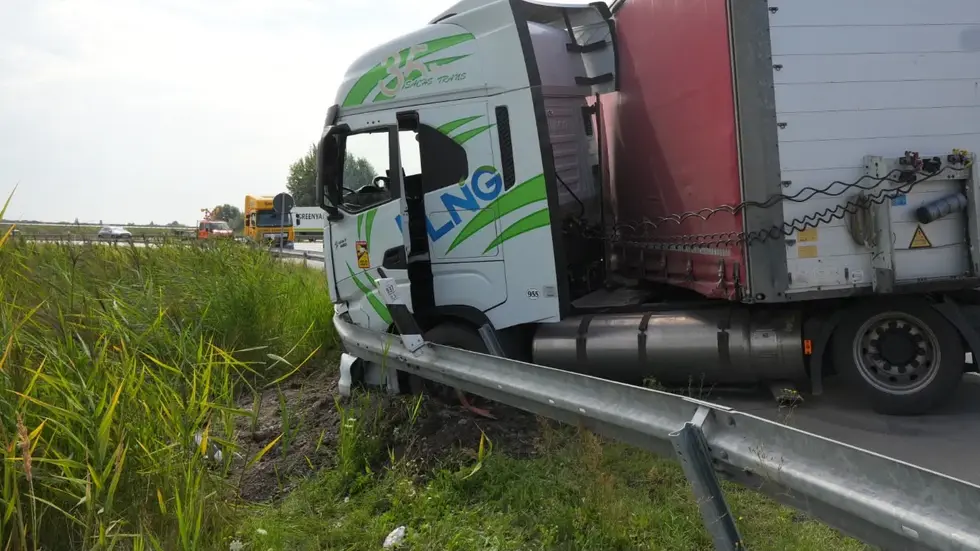 Nach dem der Fahrer abbiegen wollte kam er ins Schleudern und landete in der Leitplanke. Nach dem der Fahrer abbiegen wollte kam er ins Schleudern und landete in der Leitplanke.