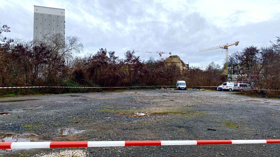 Der abgesperrte Parkplatz an der Braustraße gegenüber der sächsischen Landesdirektion in Leipzig. Der abgesperrte Parkplatz an der Braustraße gegenüber der sächsischen Landesdirektion in Leipzig.
