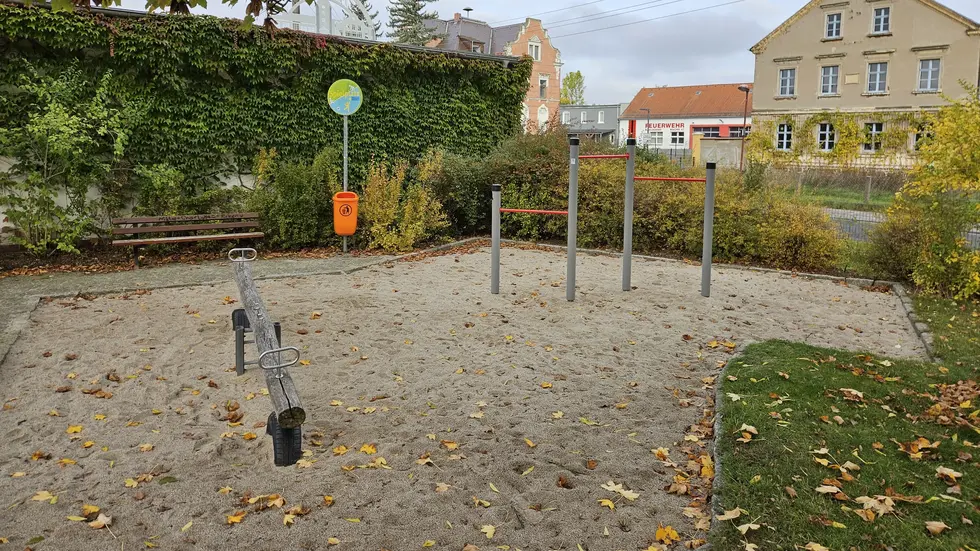 Auch wegen diesem Spielplatz wurde das Tempolimit eingeführt. Auch wegen diesem Spielplatz wurde das Tempolimit eingeführt.