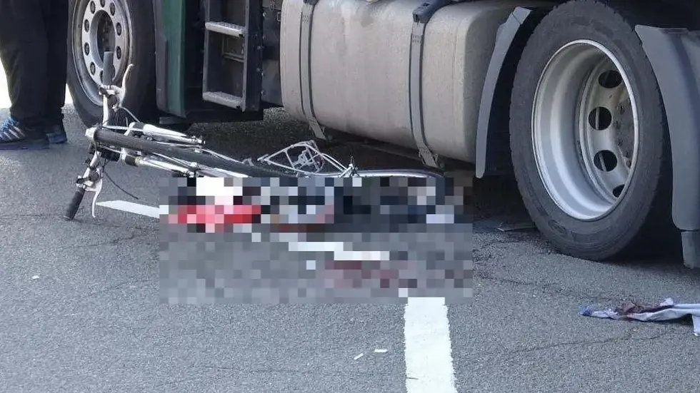 Das Fahrrad der älteren Dame geriet unter die Räder des Lasters - sie wurde schwerst verletzt und musste von der Feuerwehr befreit werden.